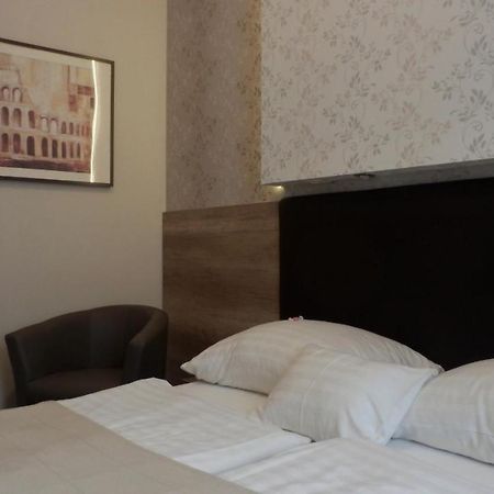 Caesar Panzio Hotell Pápa Exteriör bild