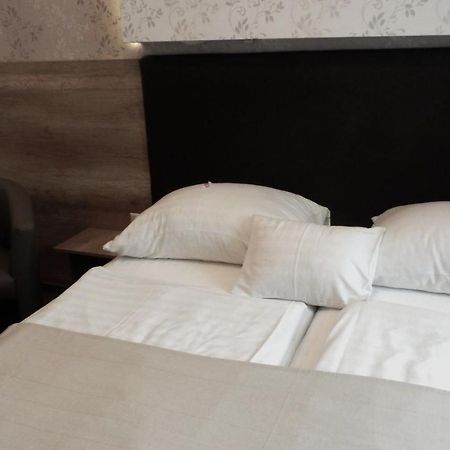 Caesar Panzio Hotell Pápa Exteriör bild