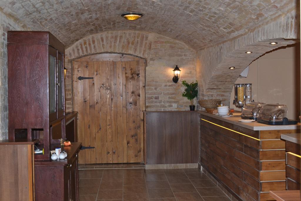 Caesar Panzio Hotell Pápa Exteriör bild