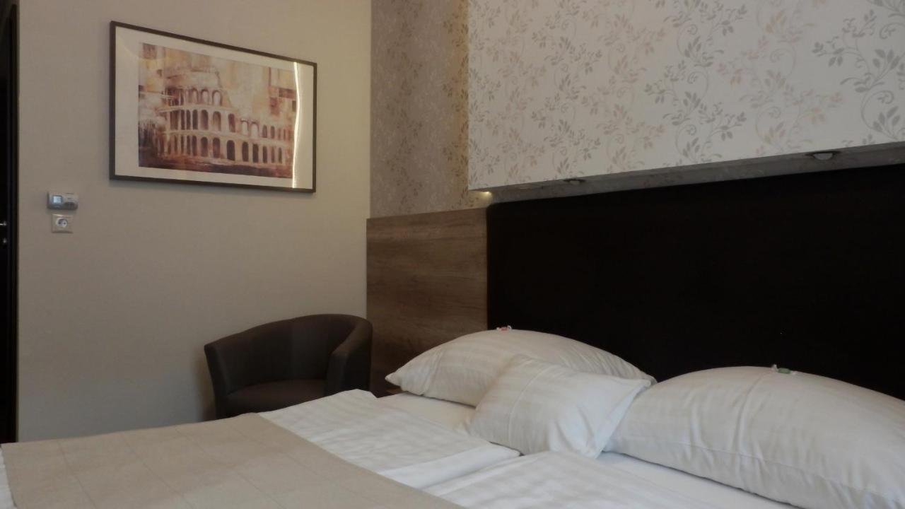 Caesar Panzio Hotell Pápa Exteriör bild