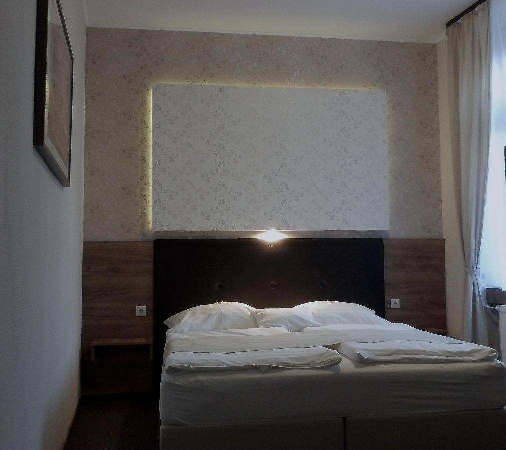Caesar Panzio Hotell Pápa Exteriör bild