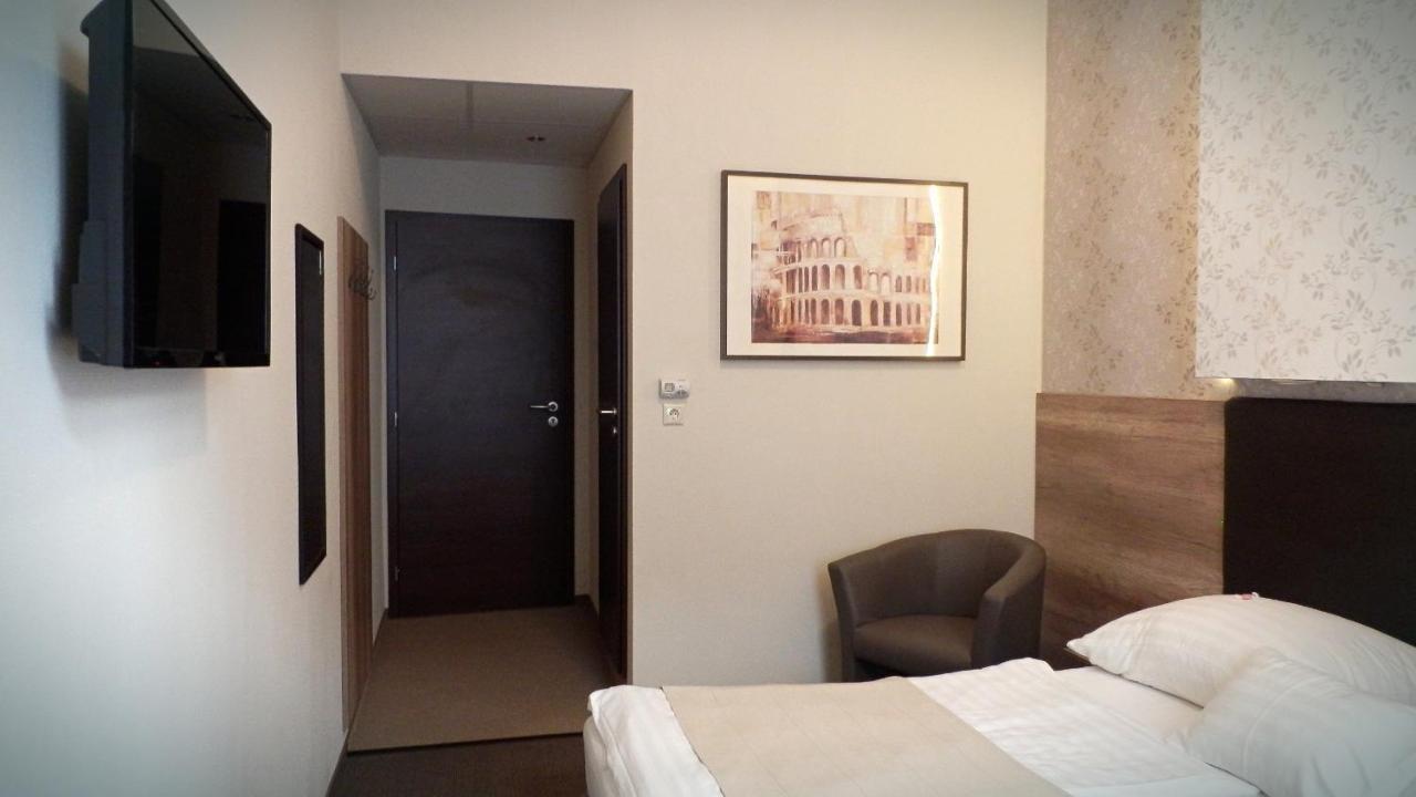 Caesar Panzio Hotell Pápa Exteriör bild