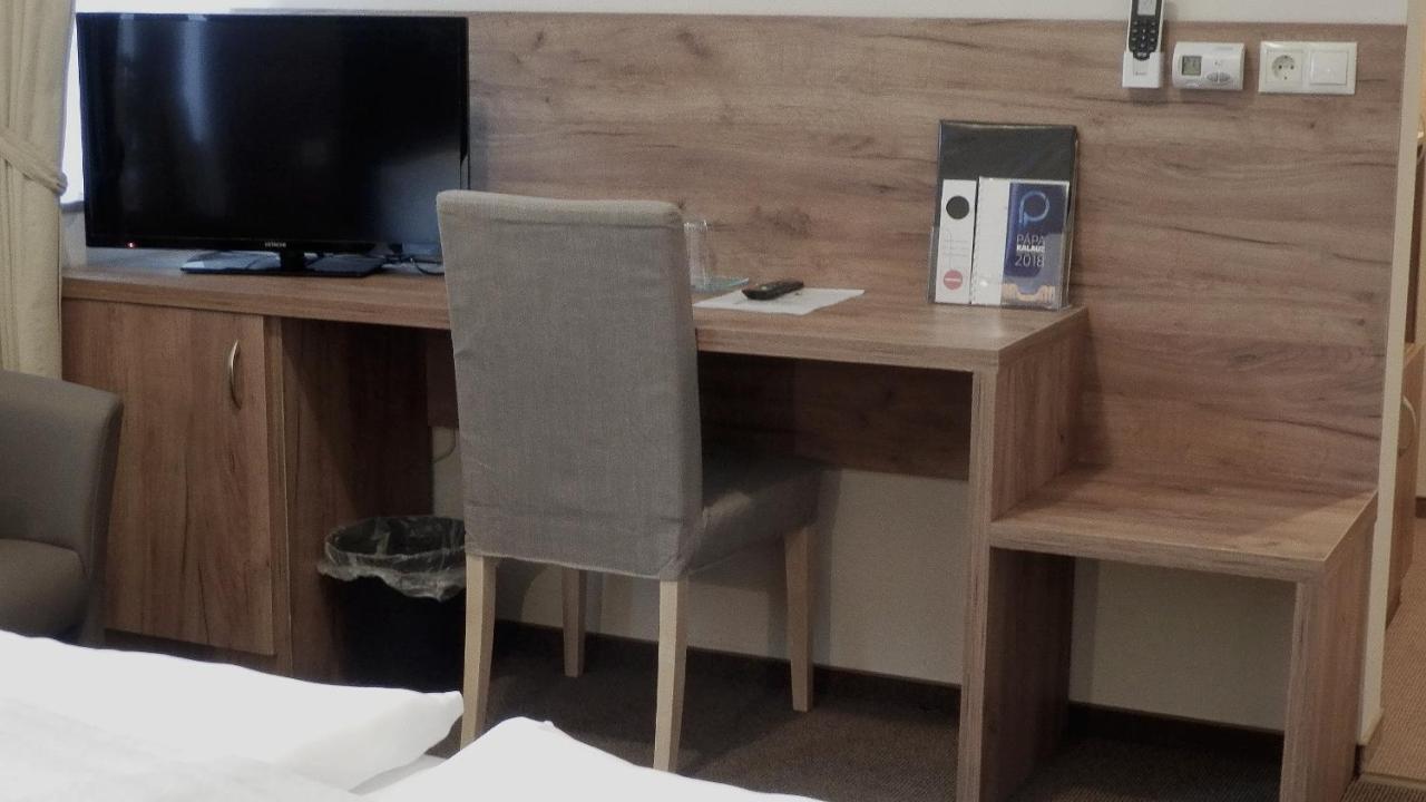 Caesar Panzio Hotell Pápa Exteriör bild