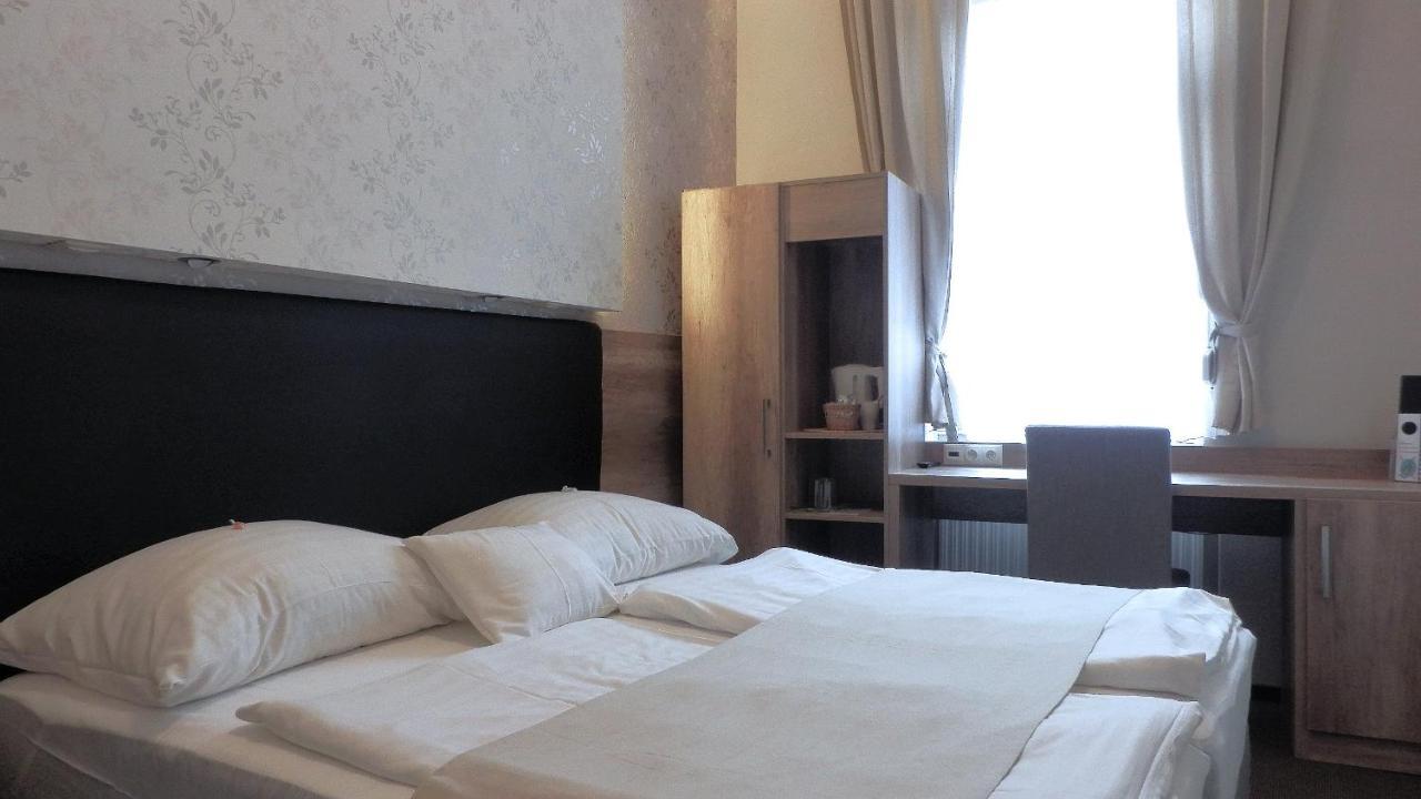 Caesar Panzio Hotell Pápa Exteriör bild